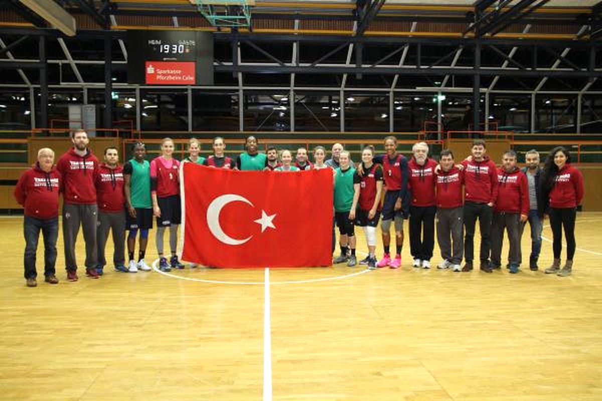 Yakın Doğu Üniversitesi Başantrenörü Kalaycıoğlu: "Almanya\'daki Gurbetçi Kardeşlerimizin Destek...