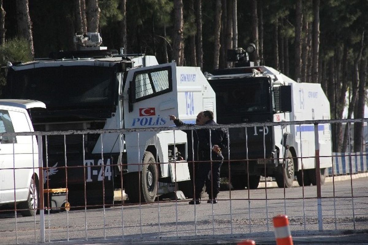 Yangın Çıkan Cezaevinde Toma\'lar Bekliyor