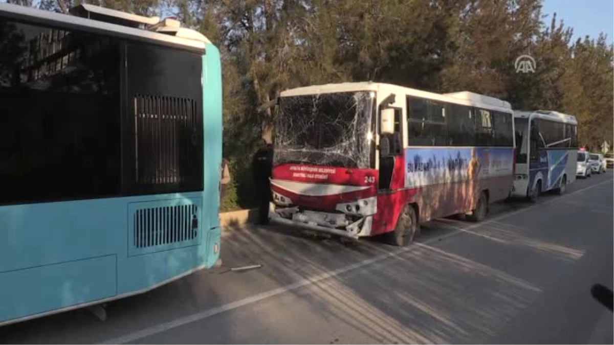 Antalya\'da Zincirleme Trafik Kazası: 9 Yaralı