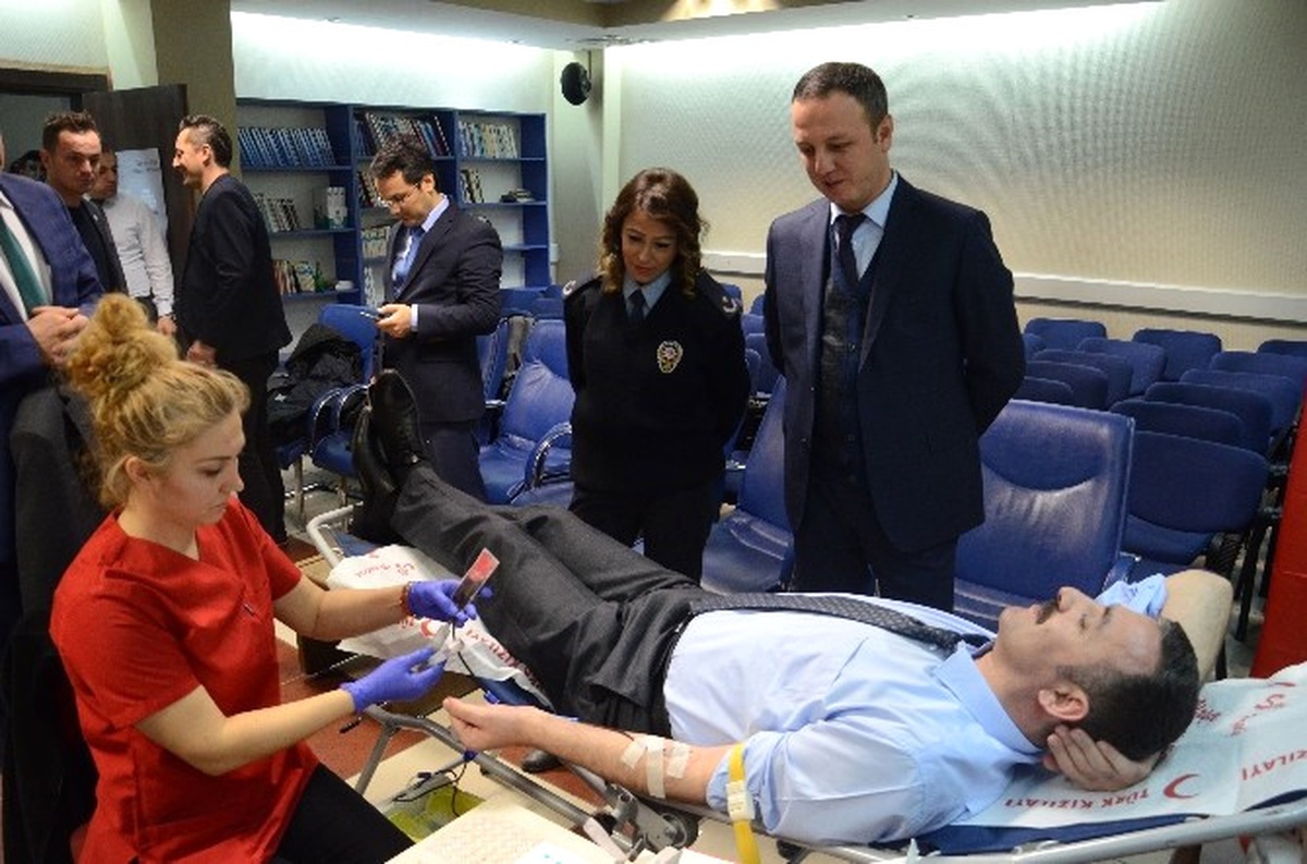 Zonguldak Emniyet Müdürlüğünden Kızılay\'a Kan Bağışı