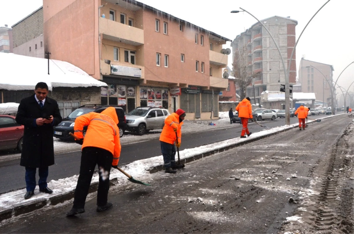 Ağrı Belediyesinin karla mücadele çalışması devam ediyor