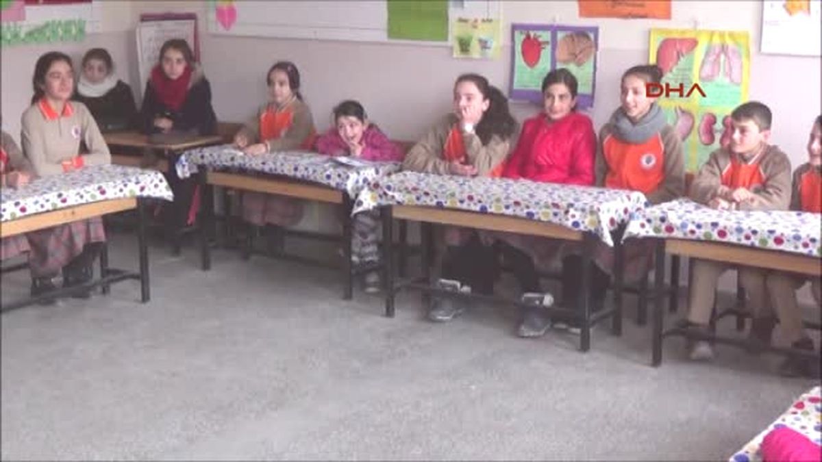 Ahıska Türkü Çocukların Ilk Karne Heyecanı