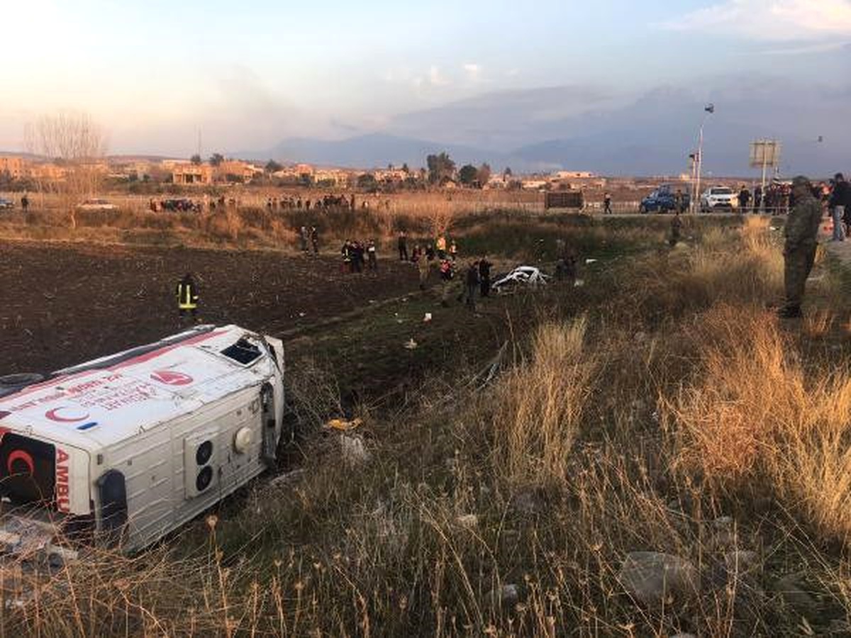 Ambulansla Otomobil Çarpıştı: 4 Ölü, 4 Yaralı