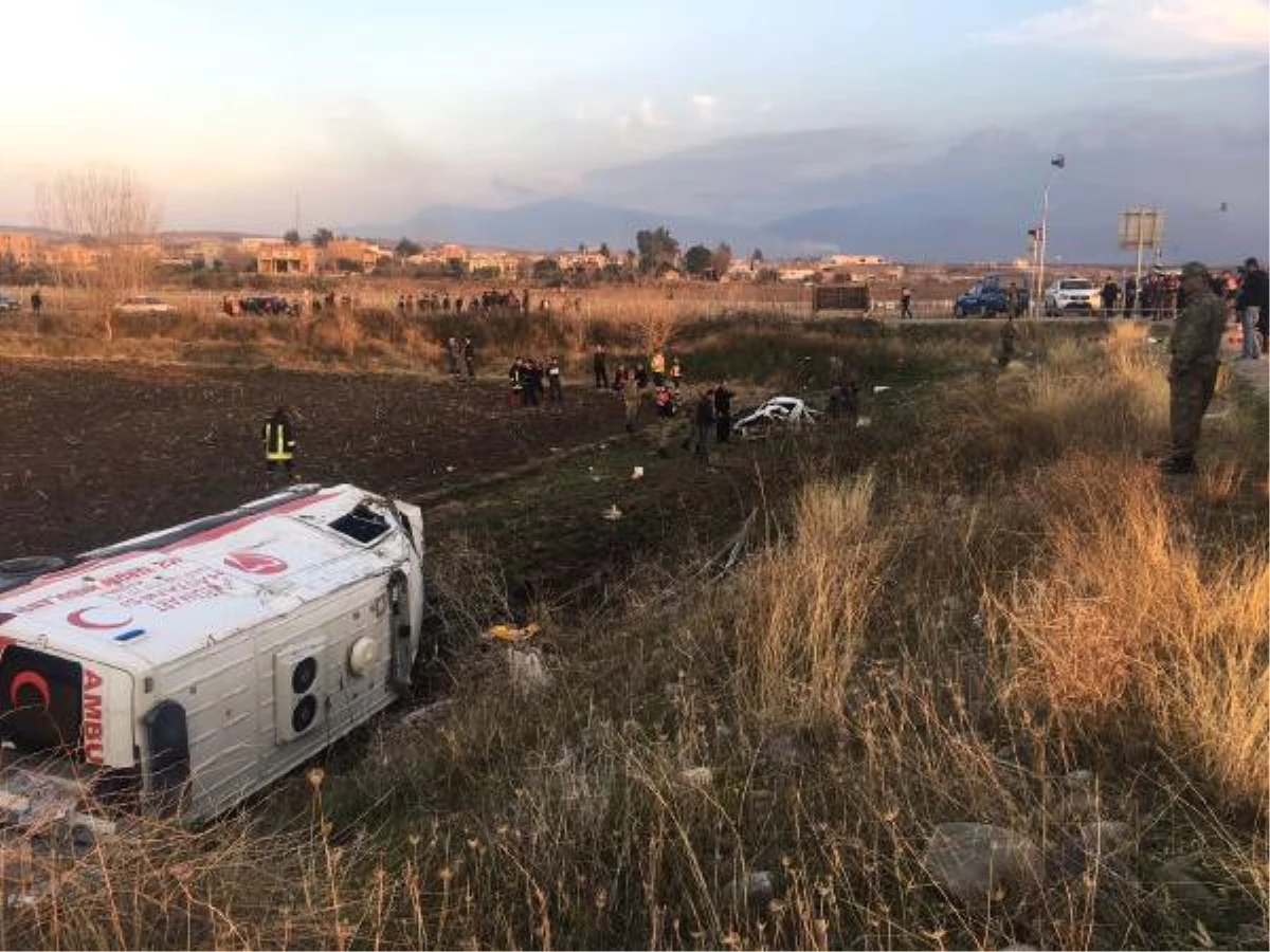Ambulansla Otomobil Çarpıştı: 5 Ölü, 2 Yaralı (2)- Yeniden