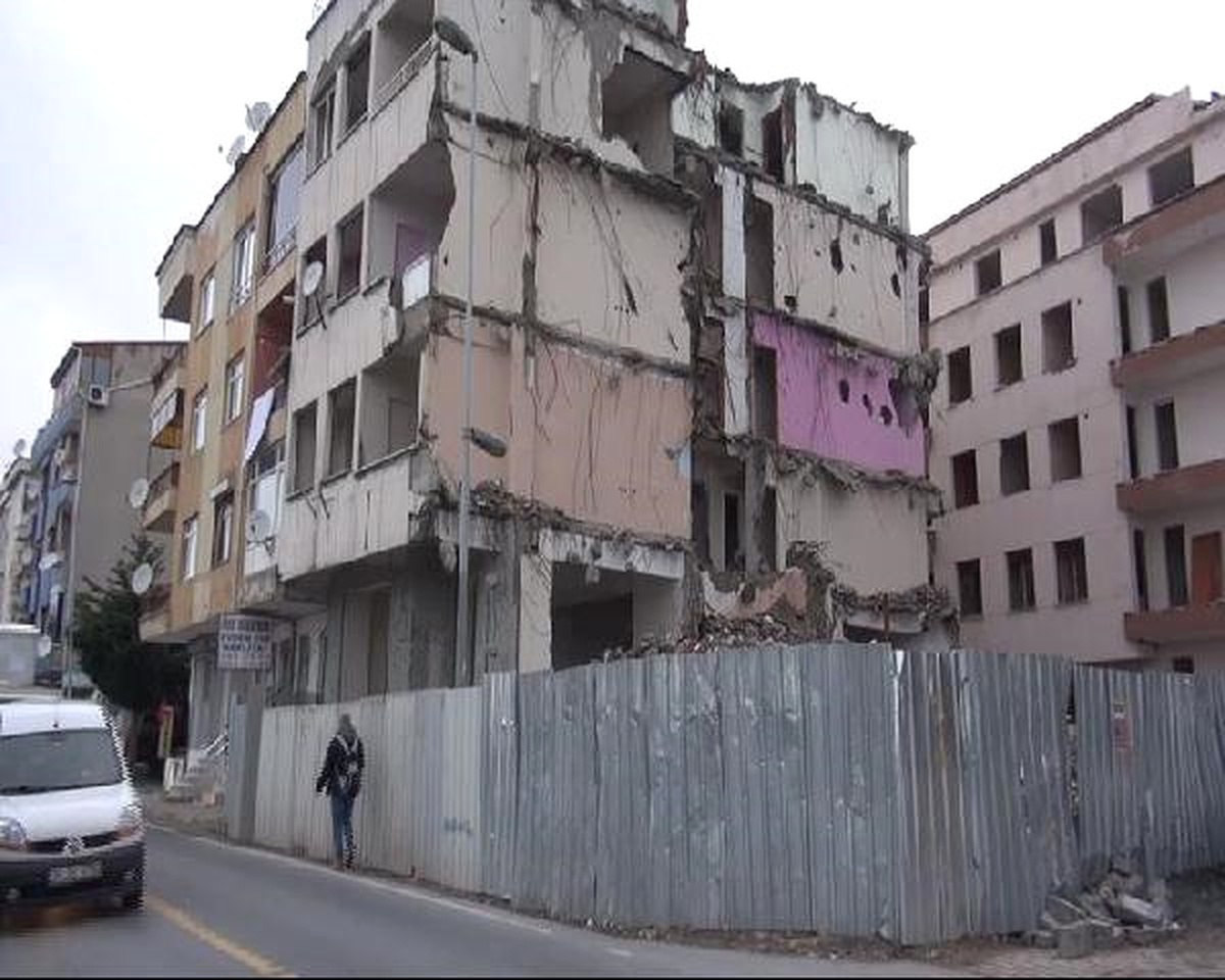 Avcılar\'da Bir Kısmı Yıkılan İki Boş Bina Korkutuyor