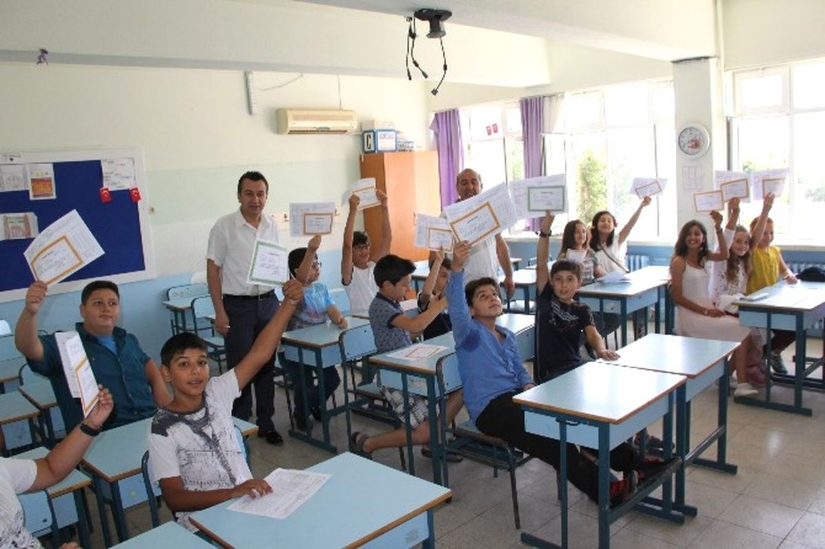 Aydın\'da Öğrenciler Karne Heyecanı Yaşadı