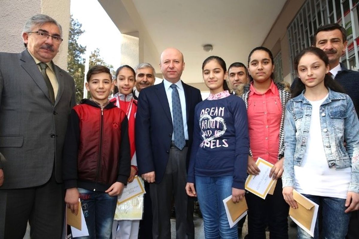 Başkan Çolakbayrakdar, Öğrencilerin Karne Sevincine Ortak Oldu