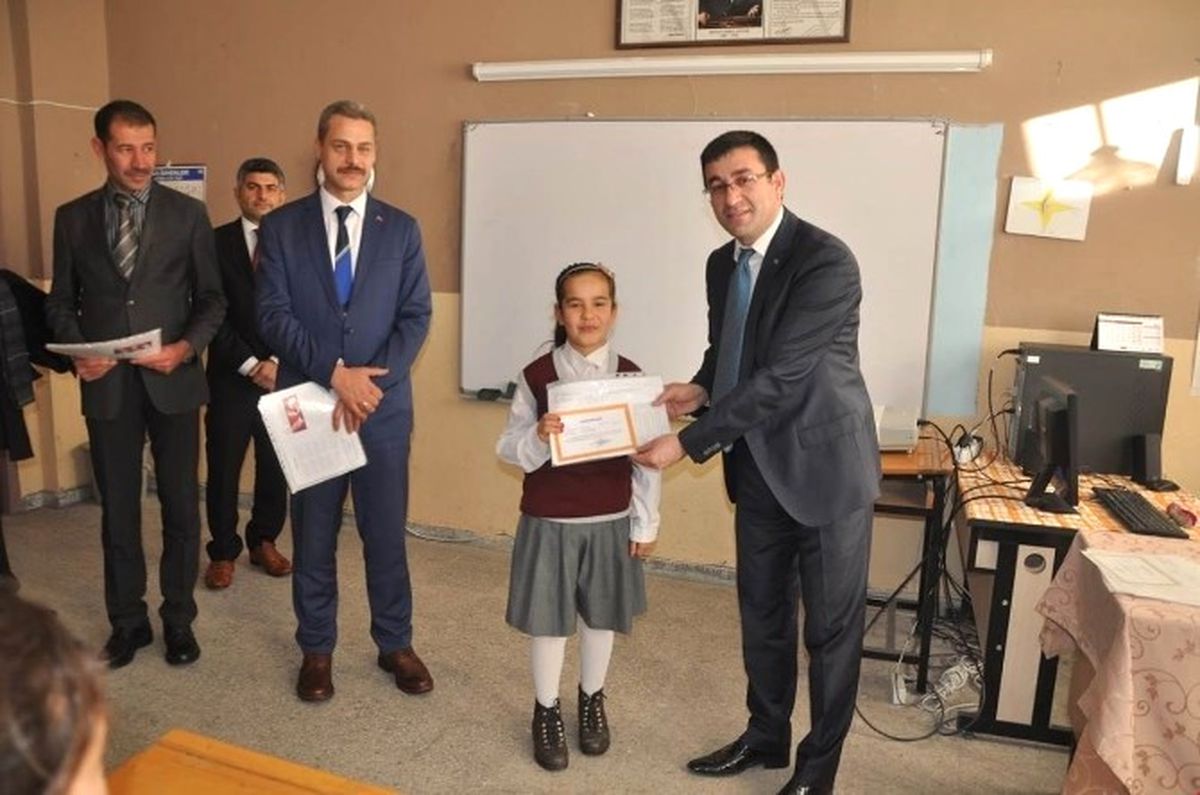 Besni\'de 18 Bin 198 Öğrenci Karne Aldı