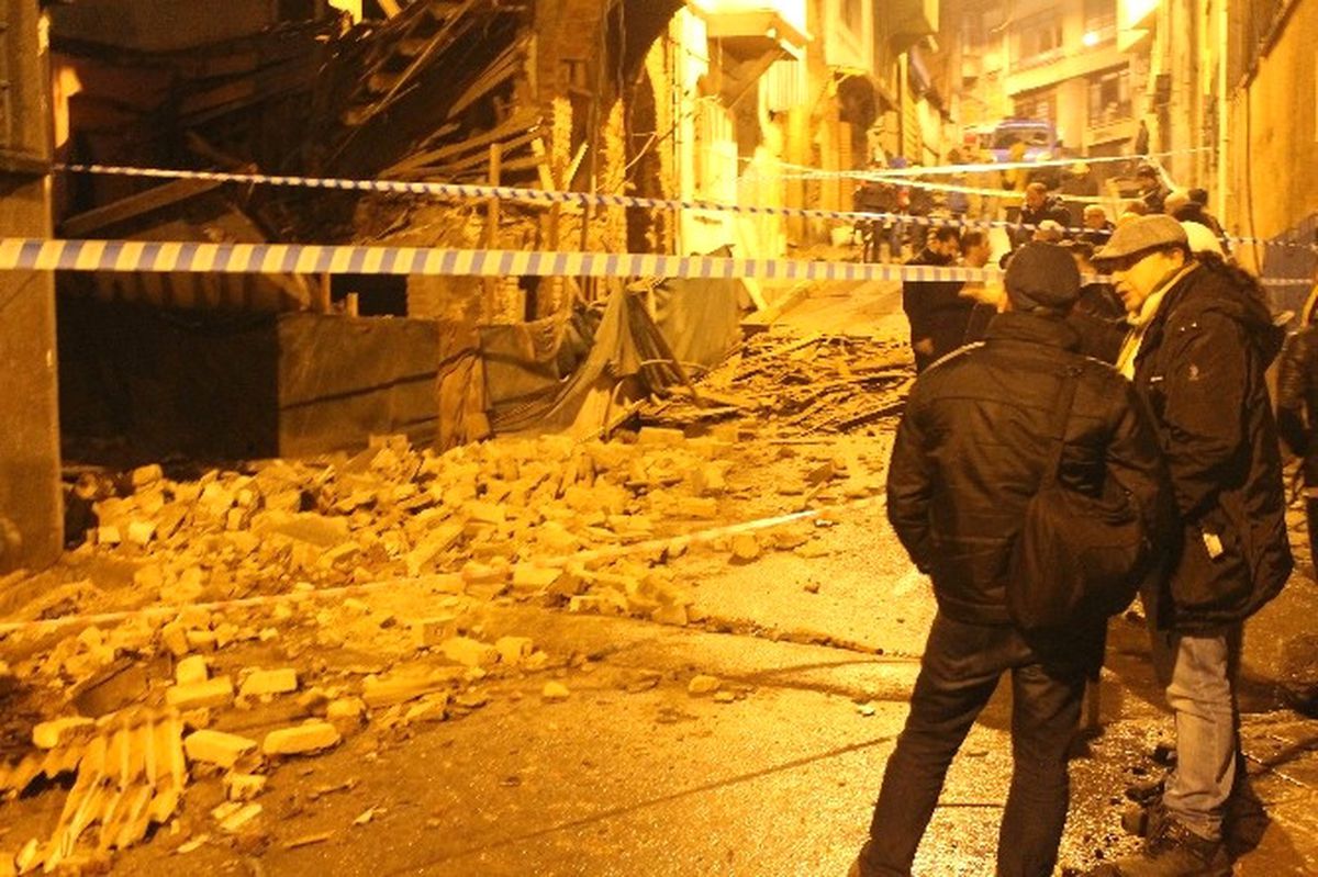 Beyoğlu\'nda Metruk Bina Çöktü