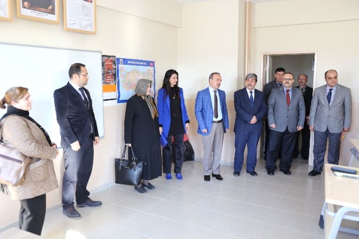 Burhaniye\'de Öğrenciler Yarıyıl Karnelerini Aldılar