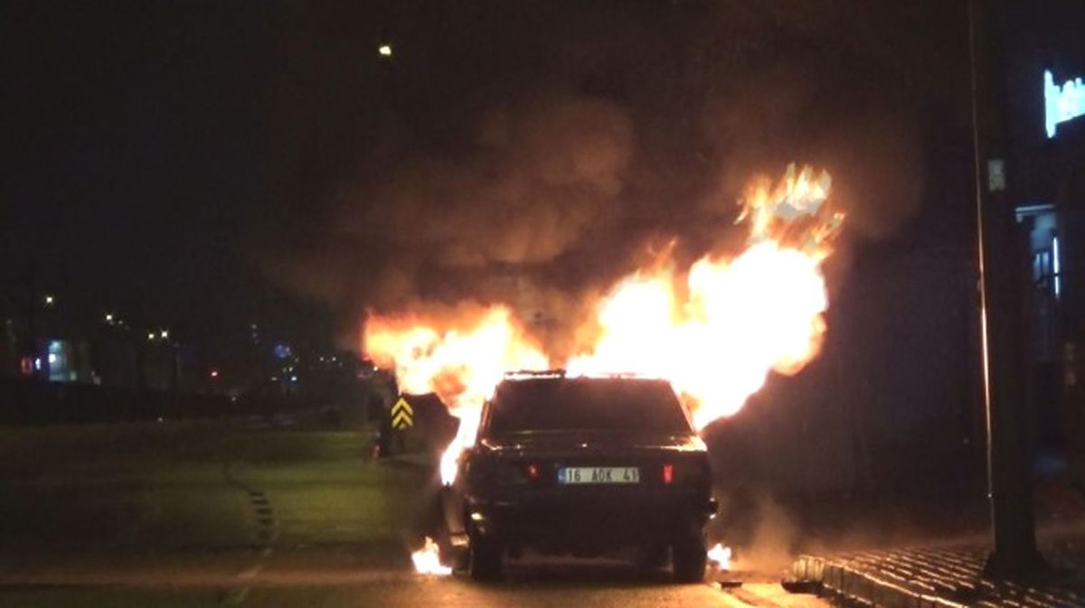 Trafik Kazası Yapan Sürücü Aracını Ateşe Verdi