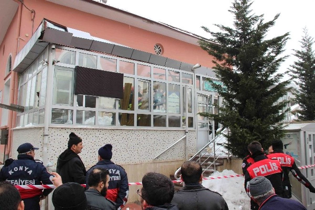 Caminin Giriş Kısmı Çatısı Çöktü: 3 Yaralı