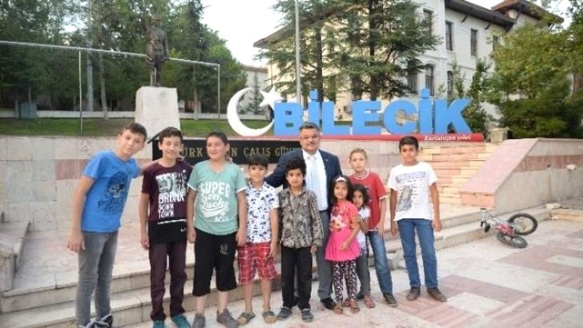 Çocuklara Yarı Yıl Hediyesi Bilecik Belediyesi\'nden