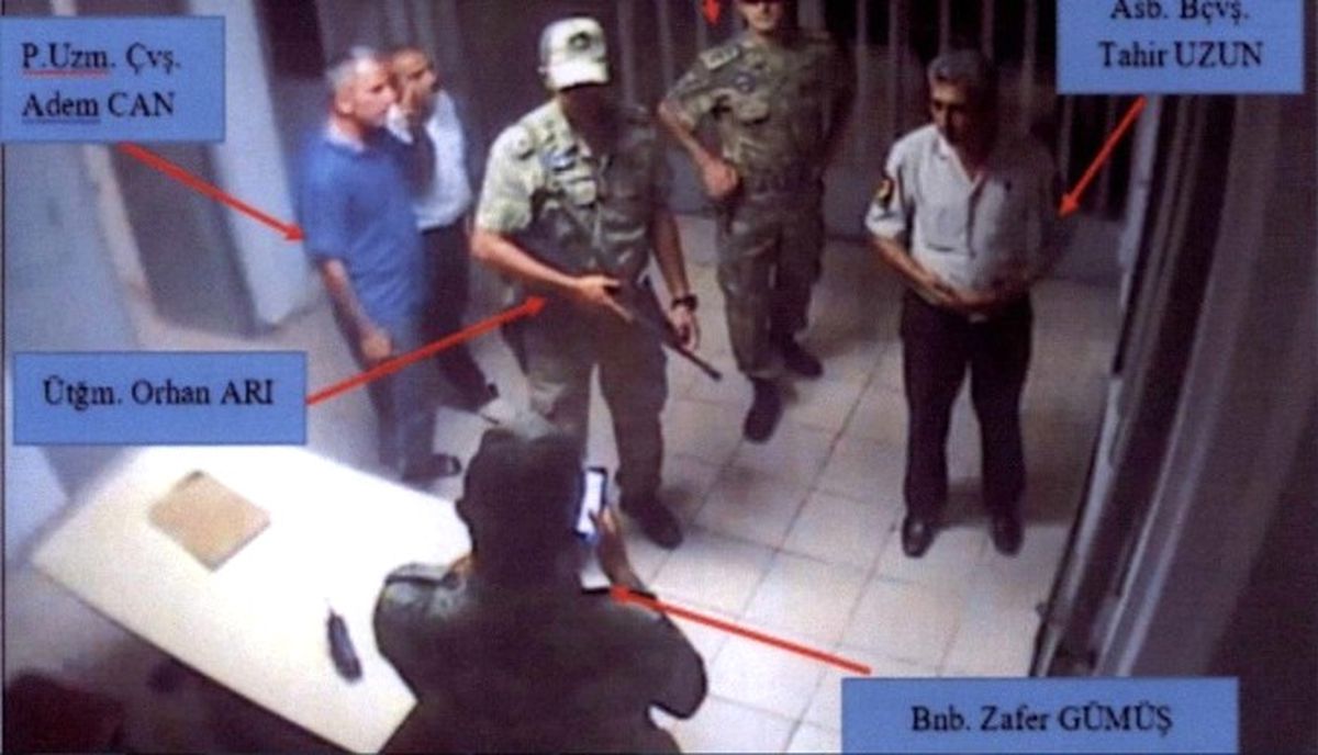 Darbe Girişiminde Bulunanlar, Deniz Harp Okulu Komutanı Mesut Özel\'in Ellerini Kelepçeledi