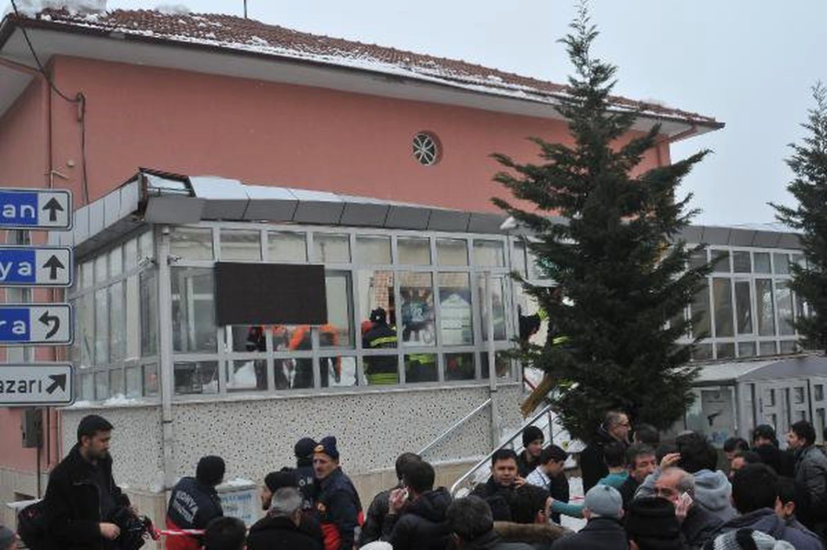 Dha Yurt - Konya\'dan Caminin Girişinin Çatısı Çöktü: 4 Yaralı
