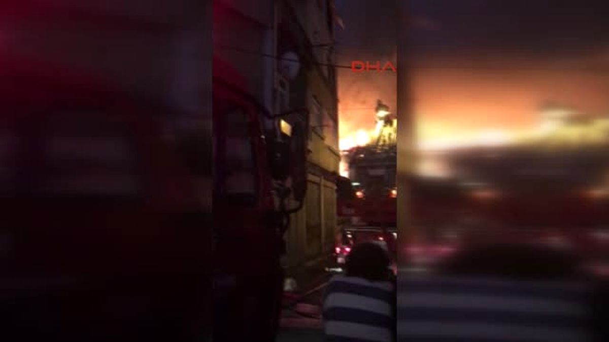 Fatih\'te Ahşap Binada Çıkan Yangın 4 Binaya Daha Sıçradı