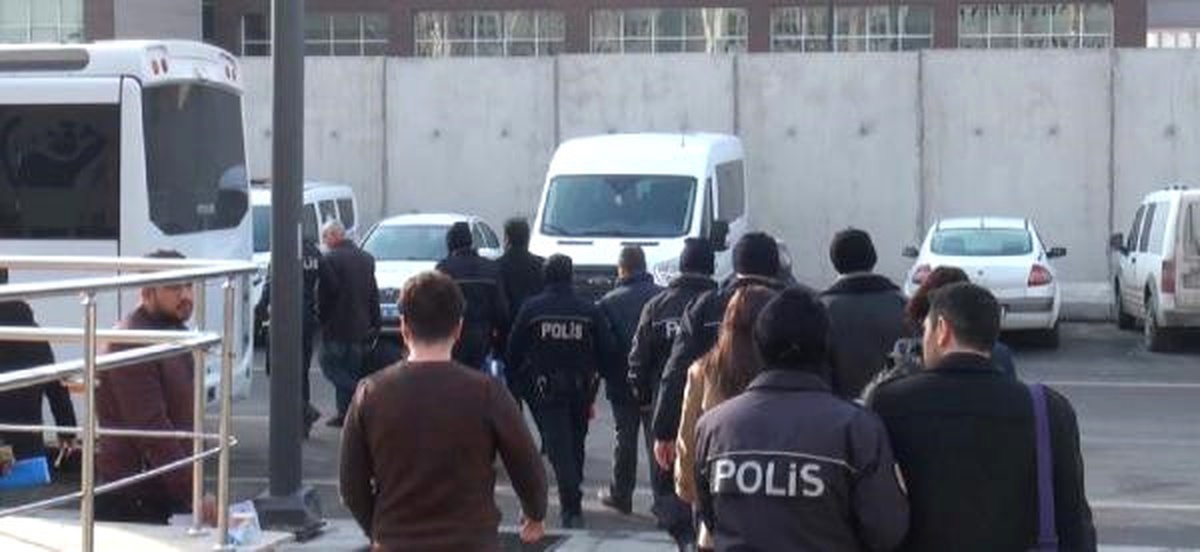 Gaziantep\'te, Fetö/pdy Bağlantılı 38 Polis Tutuklandı