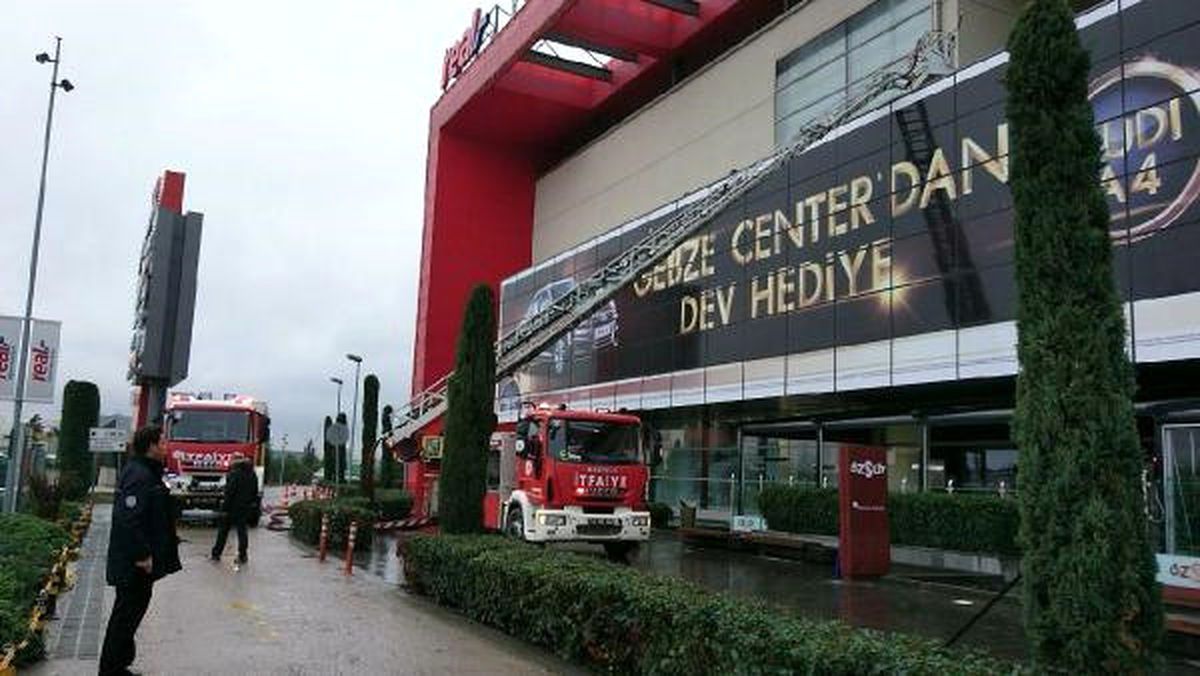 Gebze\'de Alışveriş Merkezinde Çıkan Yangın Korkuttu