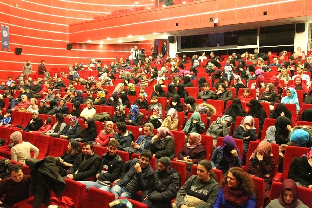 Gebze\'de "Ziyafet Sofrası" Tiyatro Oyununa Büyük İlgi