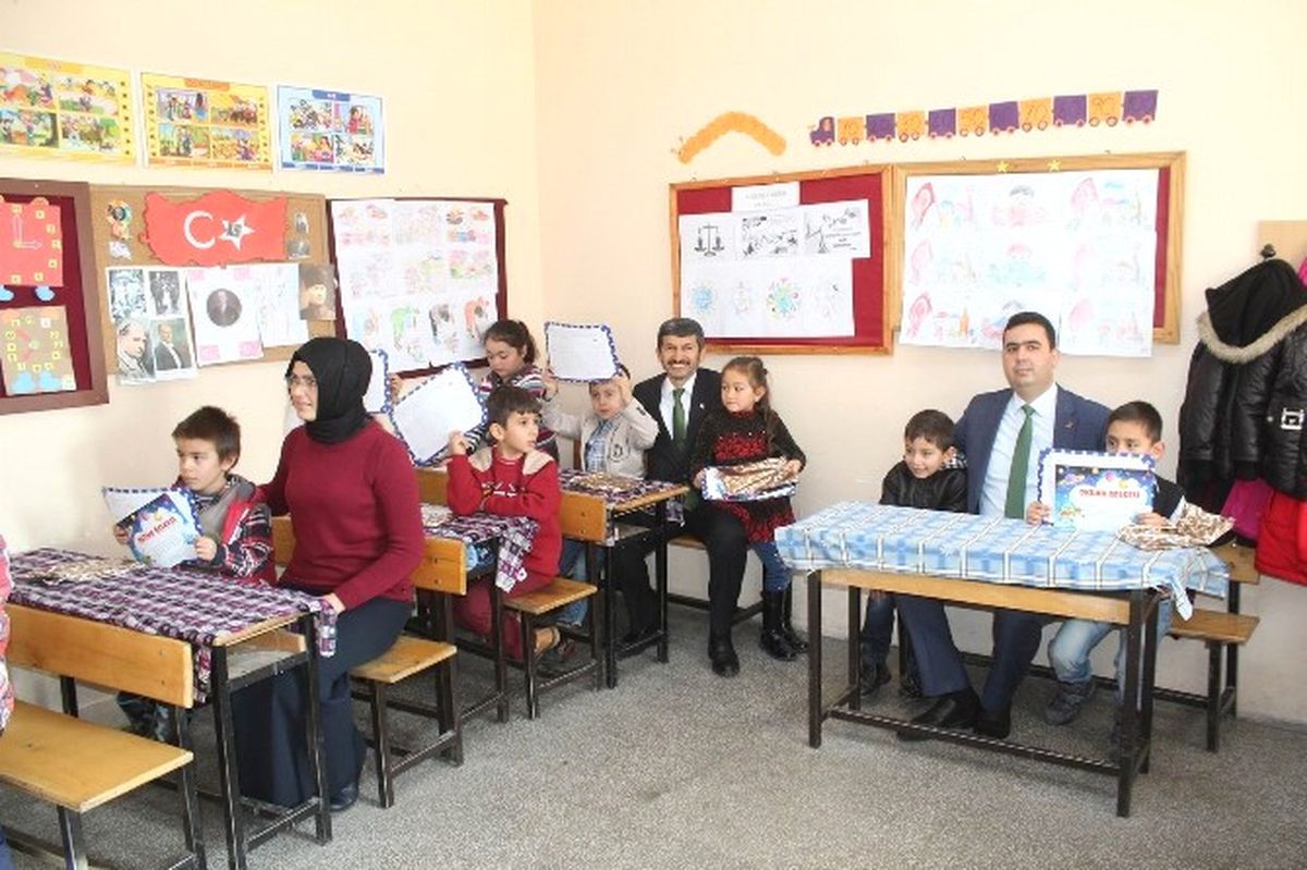 Gemerek\'te Öğrenciler Karne Heyecanı Yaşadı