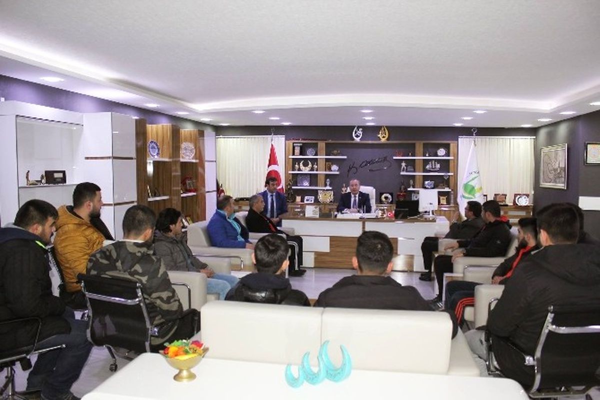 Güreşçilerden Başkan Şahiner\'e Ziyaret