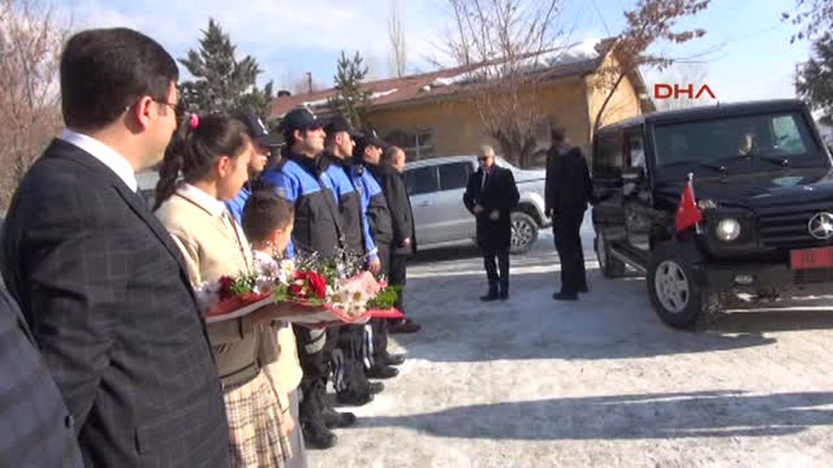 Hakkari\'de Öğrencilerin Karne Sevinci