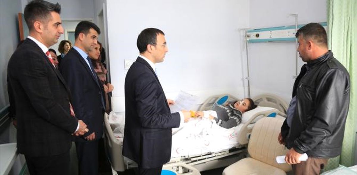 Hastanedeki Öğrencilere Karnelerini Kaymakam Arslan Verdi
