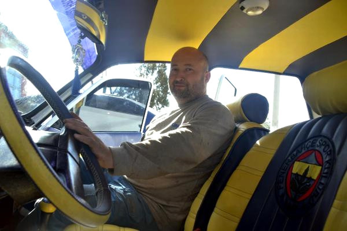 Hurda Otomobili Sarı- Lacivert Renklerle Yeniledi