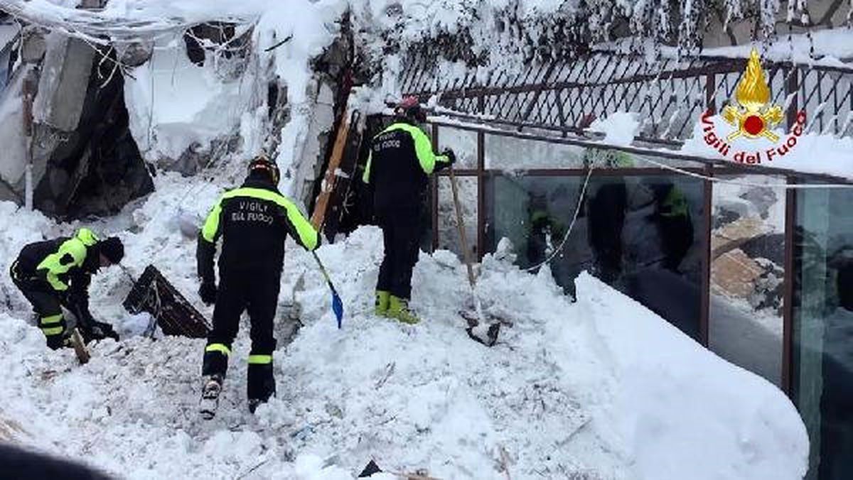 İtalya\'da Çığ Altında Kalan 5 Kişiye Canlı Rastlandı