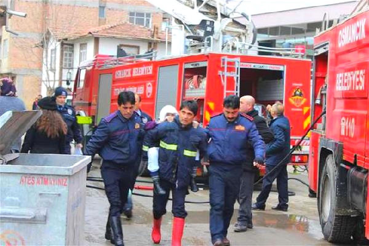 İtfaiye Eri Dumandan Etkilenen Kadını Sırtında Taşıdı