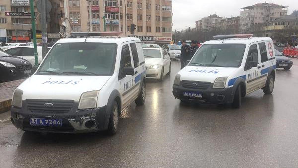 İzmit\'te İkiz Plakalı Araç Polisi Alarma Geçirdi