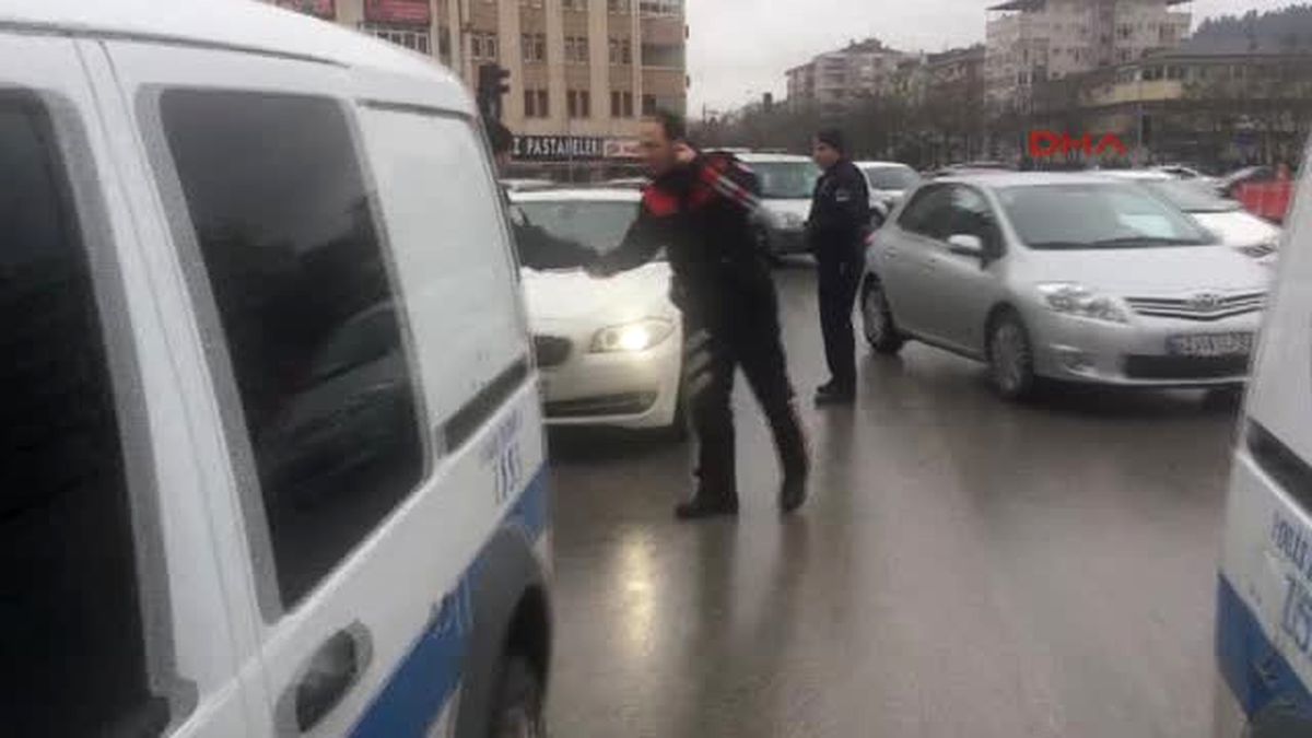 Izmit\'te Ikiz Plakalı Araç Polisi Alarma Geçirdi