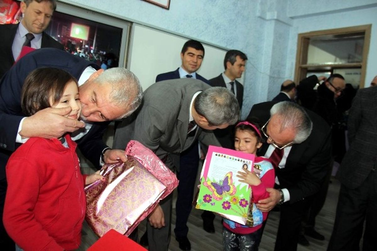 Kayseri\'de 291 Bin 921 Öğrenci Karne Heyecanı Yaşadı