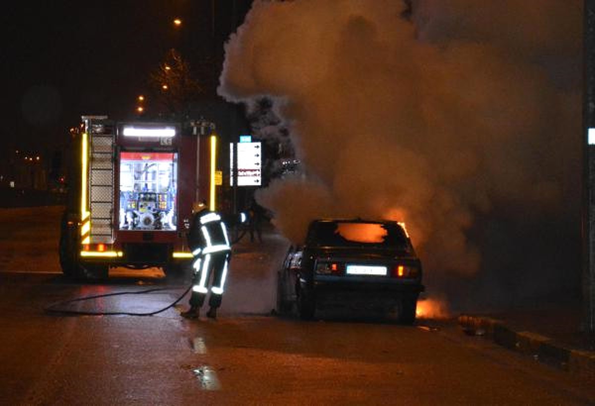 Sürücü Sinirlenip Otomobilini Ateşe Verdi