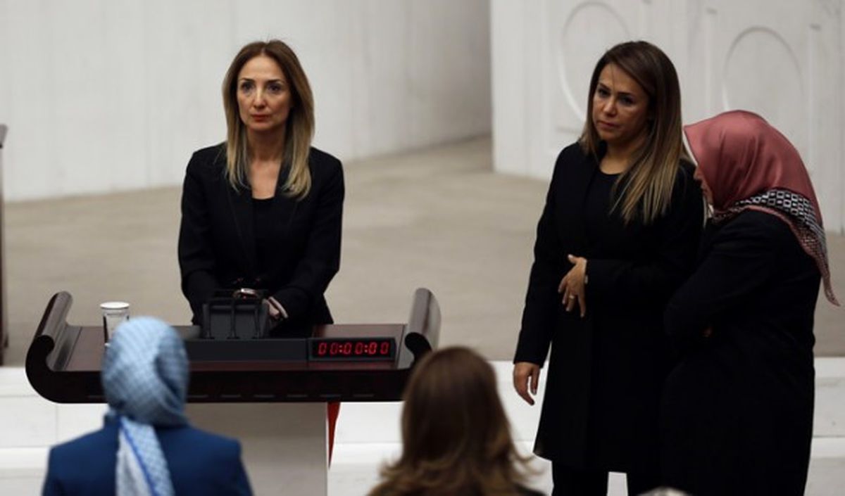Kendini TBMM Kürsüsüne Kelepçeledi