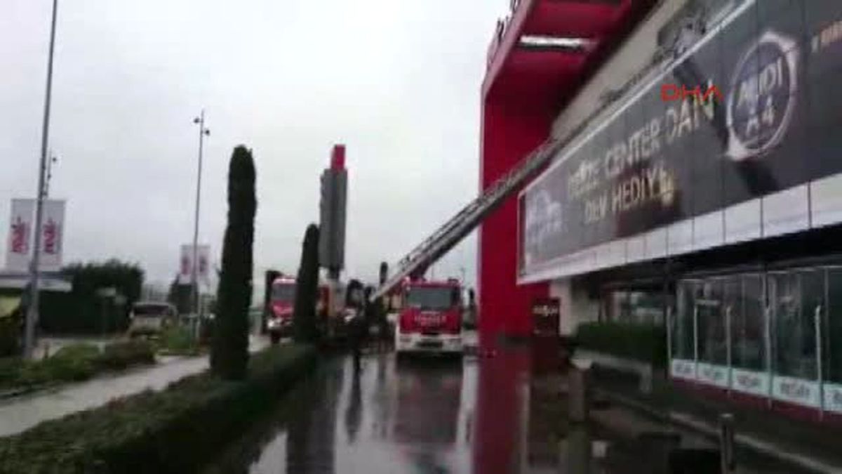 Kocaeli Gebze\'de Alışveriş Merkezinde Çıkan Yangın Korkuttu