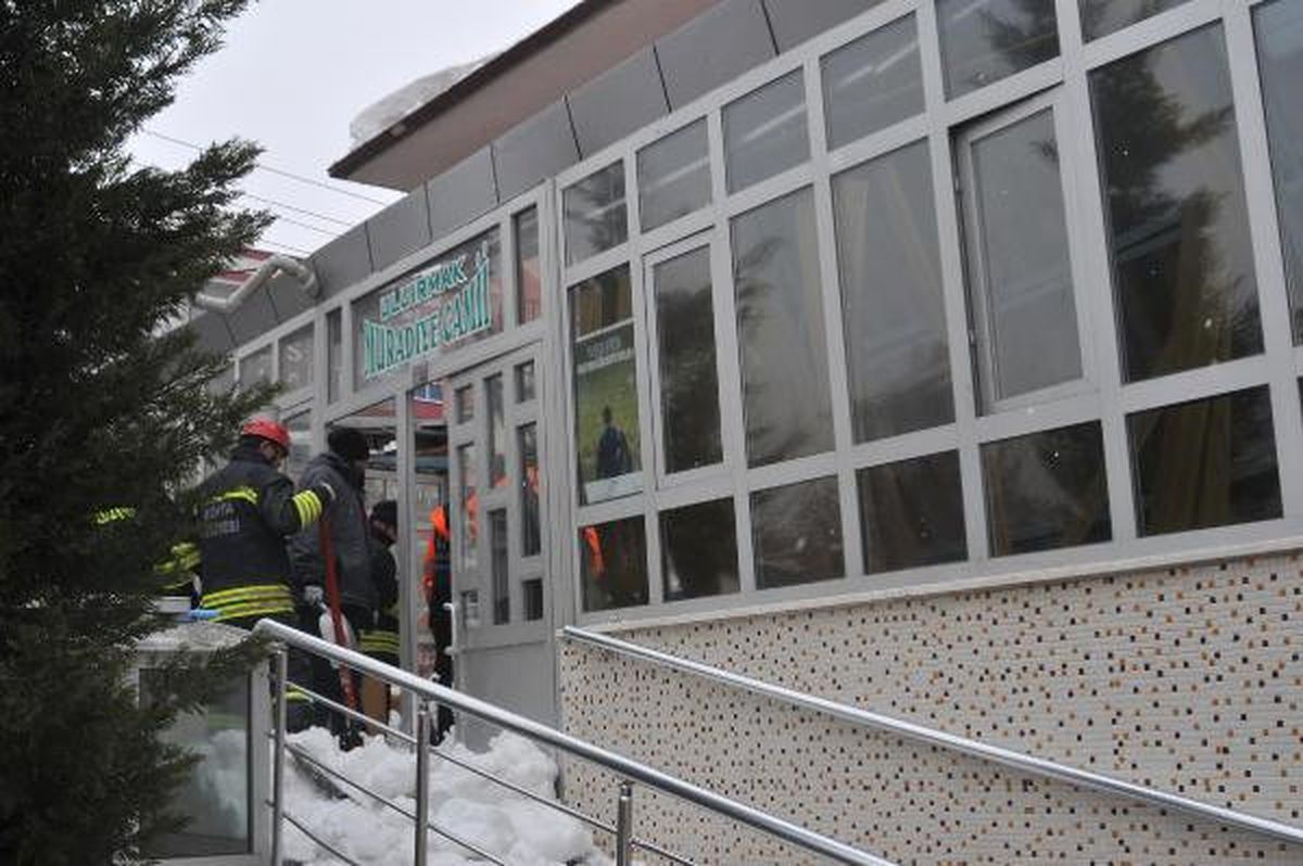 Konya\'dan Cami Girişinin Çatısı Çöktü: 4 Yaralı