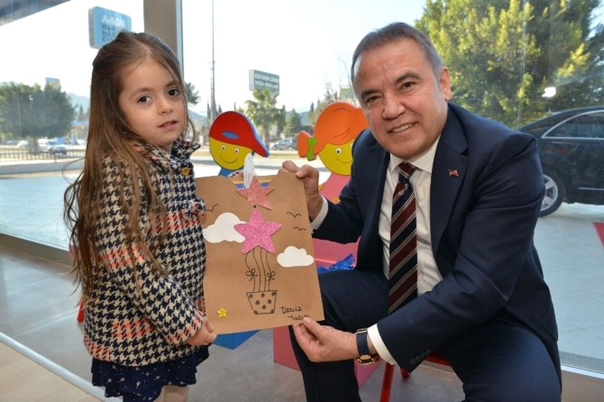 Konyaaltı Belediyesi Kreşleri\'nde Karne Heyecanı