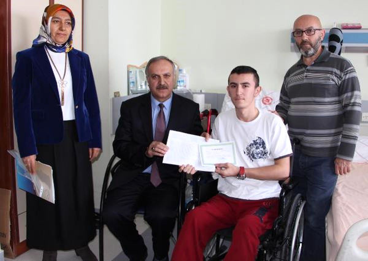 Liseli Ahmet, Karne Sevincini Hastanede Yaşadı