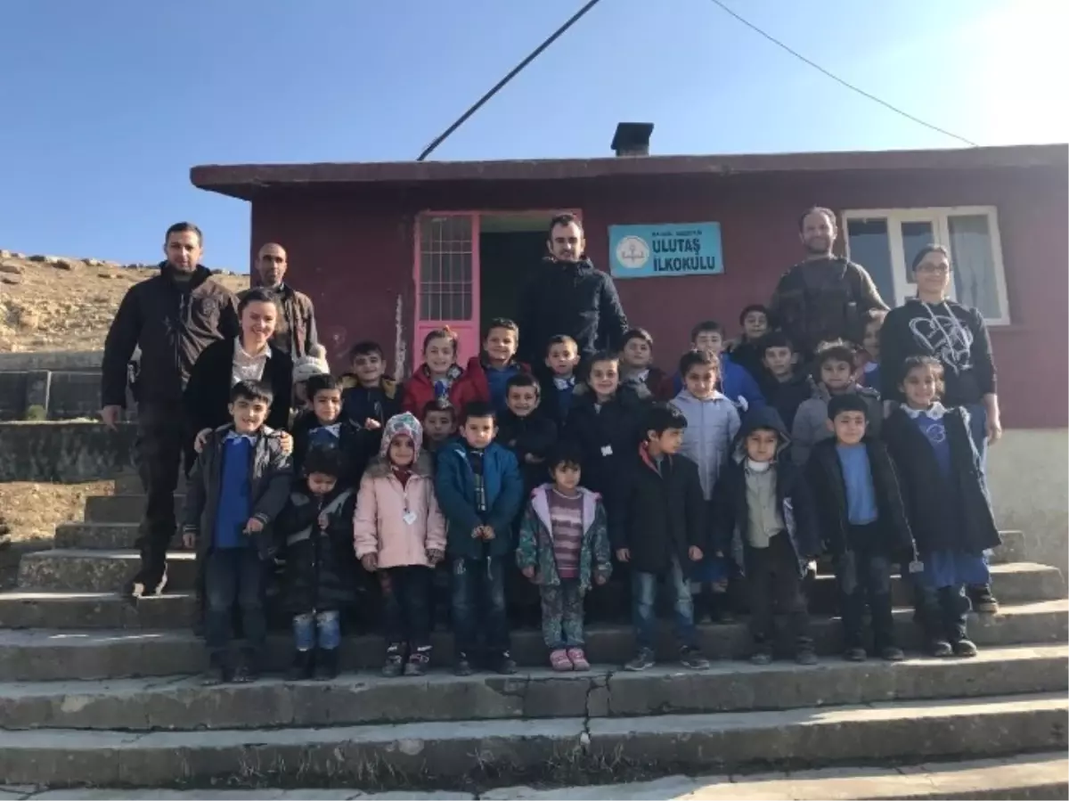 Mardin\'de Polislerden Öğrencilere Anlamlı Hediye