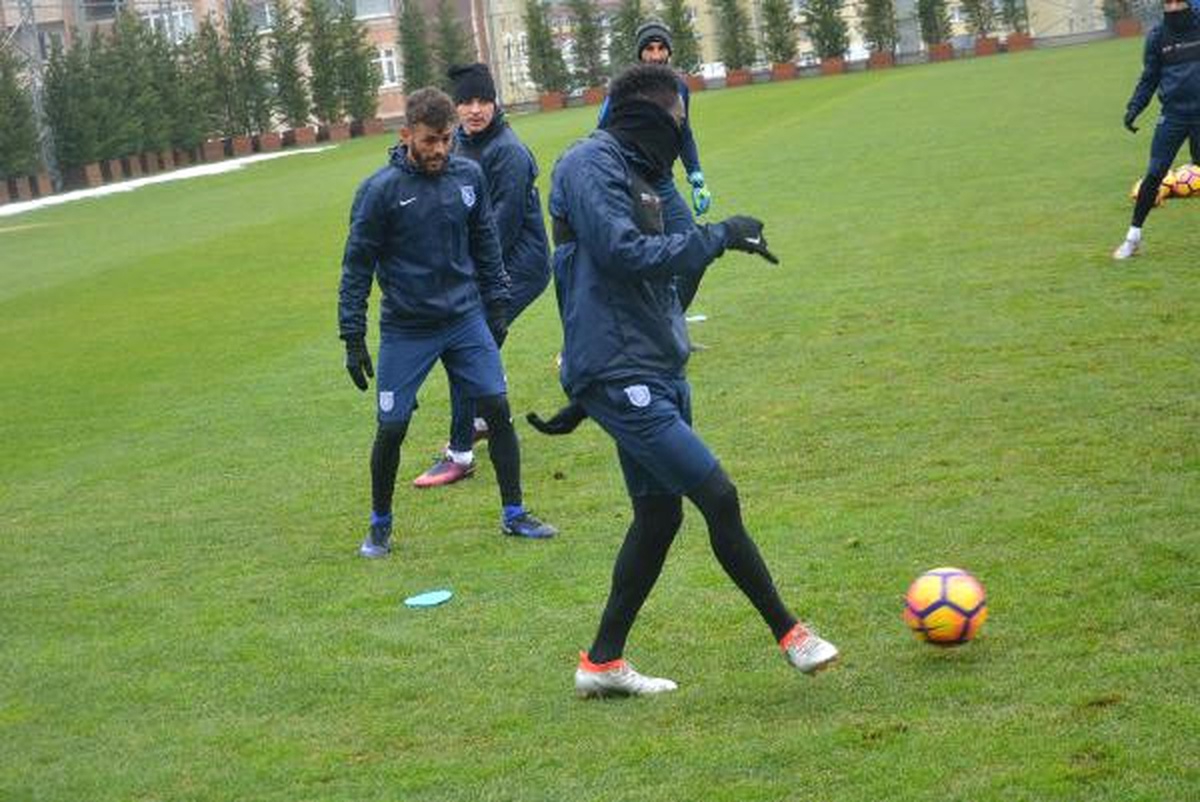 Medipol Başakşehir, Fenerbahçe Maçına Bileniyor
