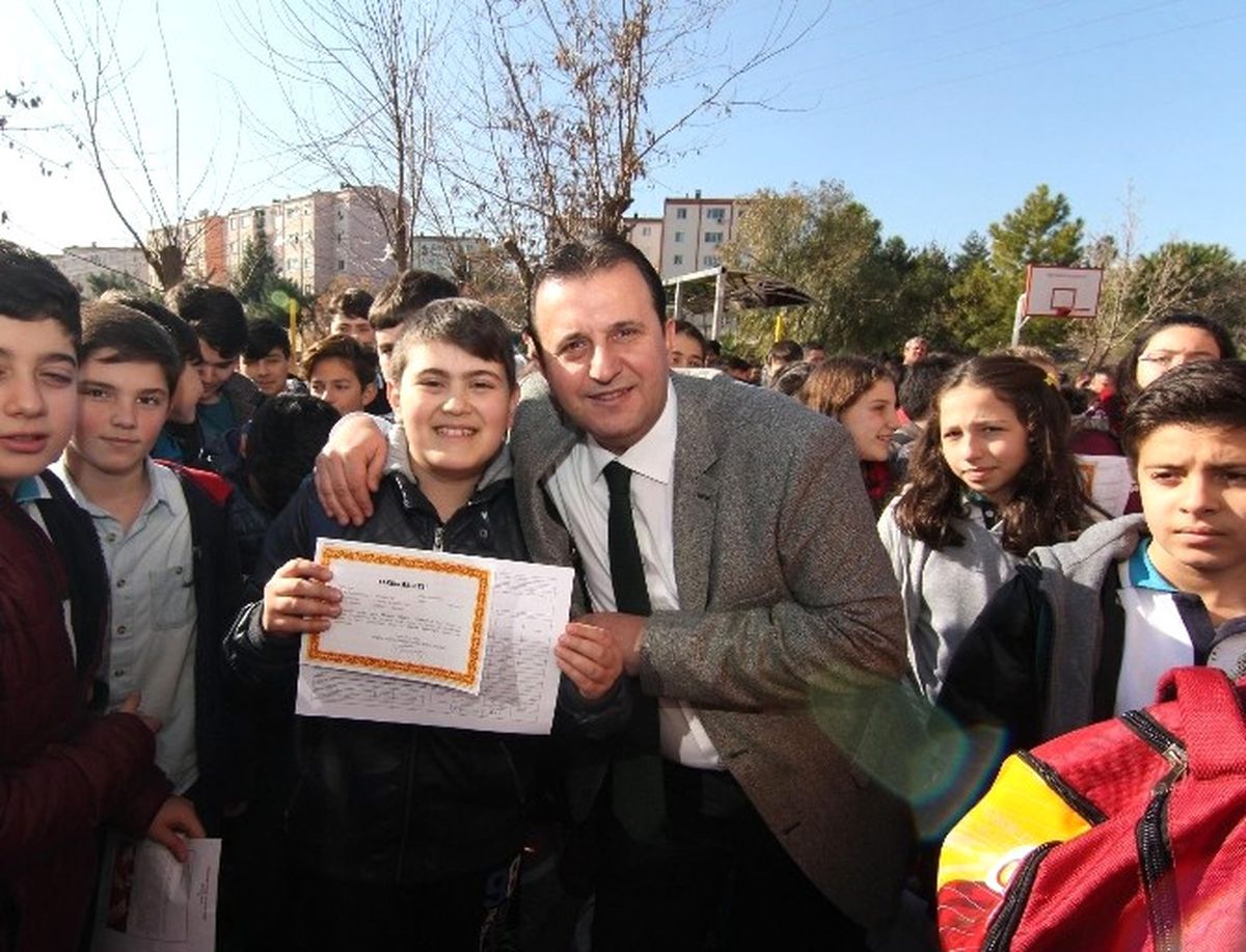 Menderes\'te Öğrencilere Karneler Başkan Soylu\'dan