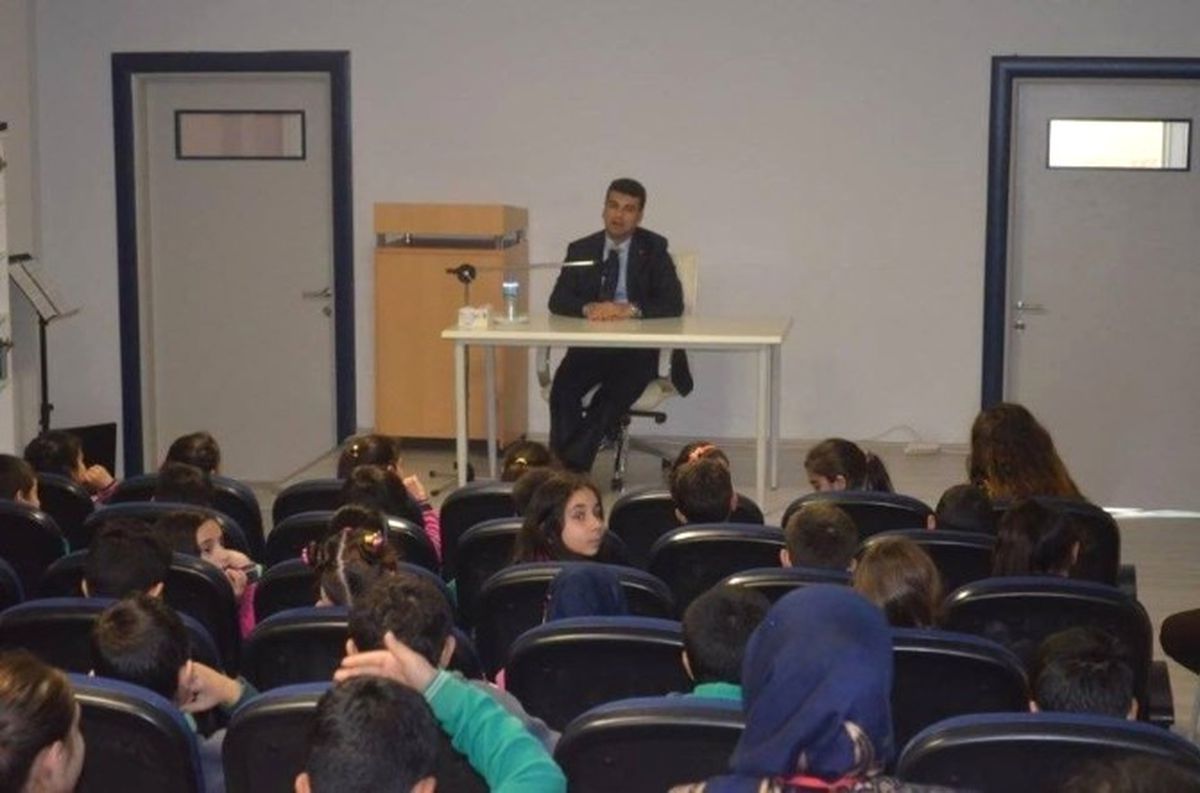 Milas\'ta Milli Eğitim Müdürü Kariyer Günlerinde Öğrencilerle Buluştu