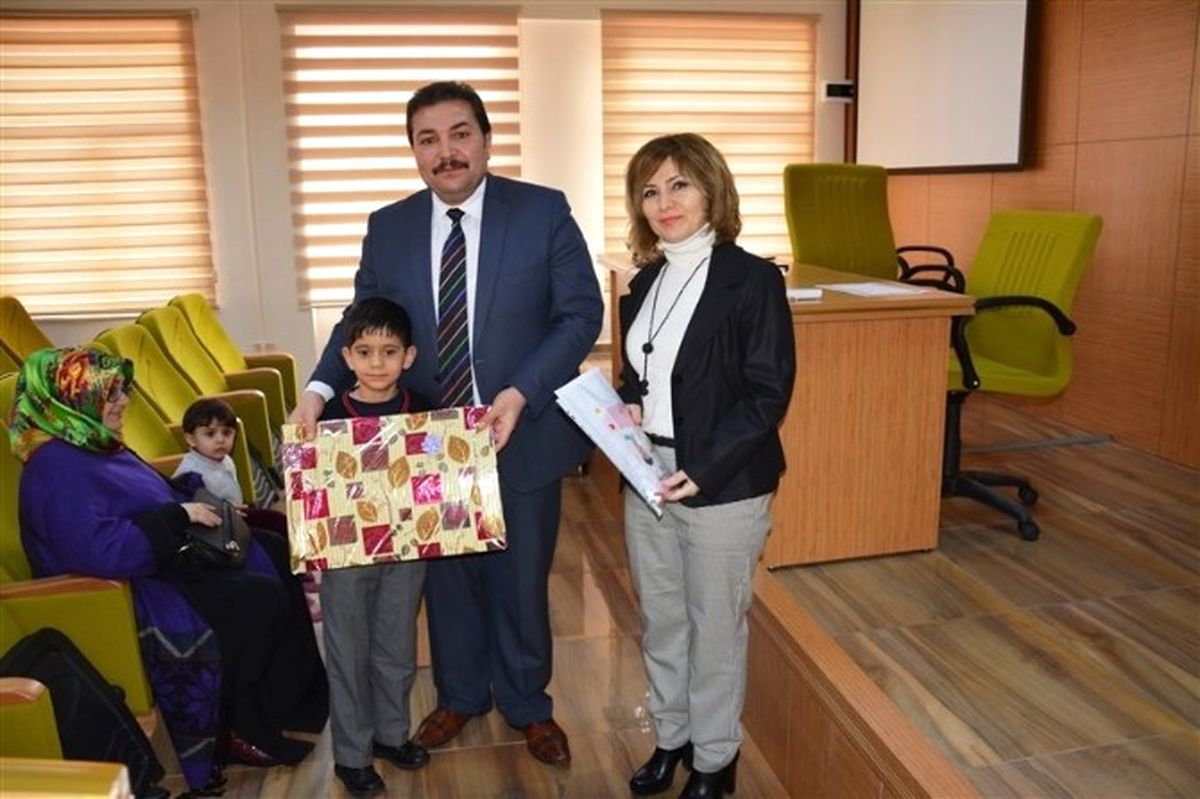 Okula Kazandırılan Devamsız Öğrencilere Karneleri ve Hediyeleri Verildi