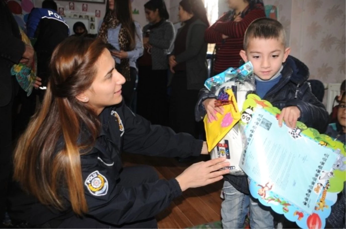 Polisten Terör Mağduru Öğrencilere Karne Hediyesi