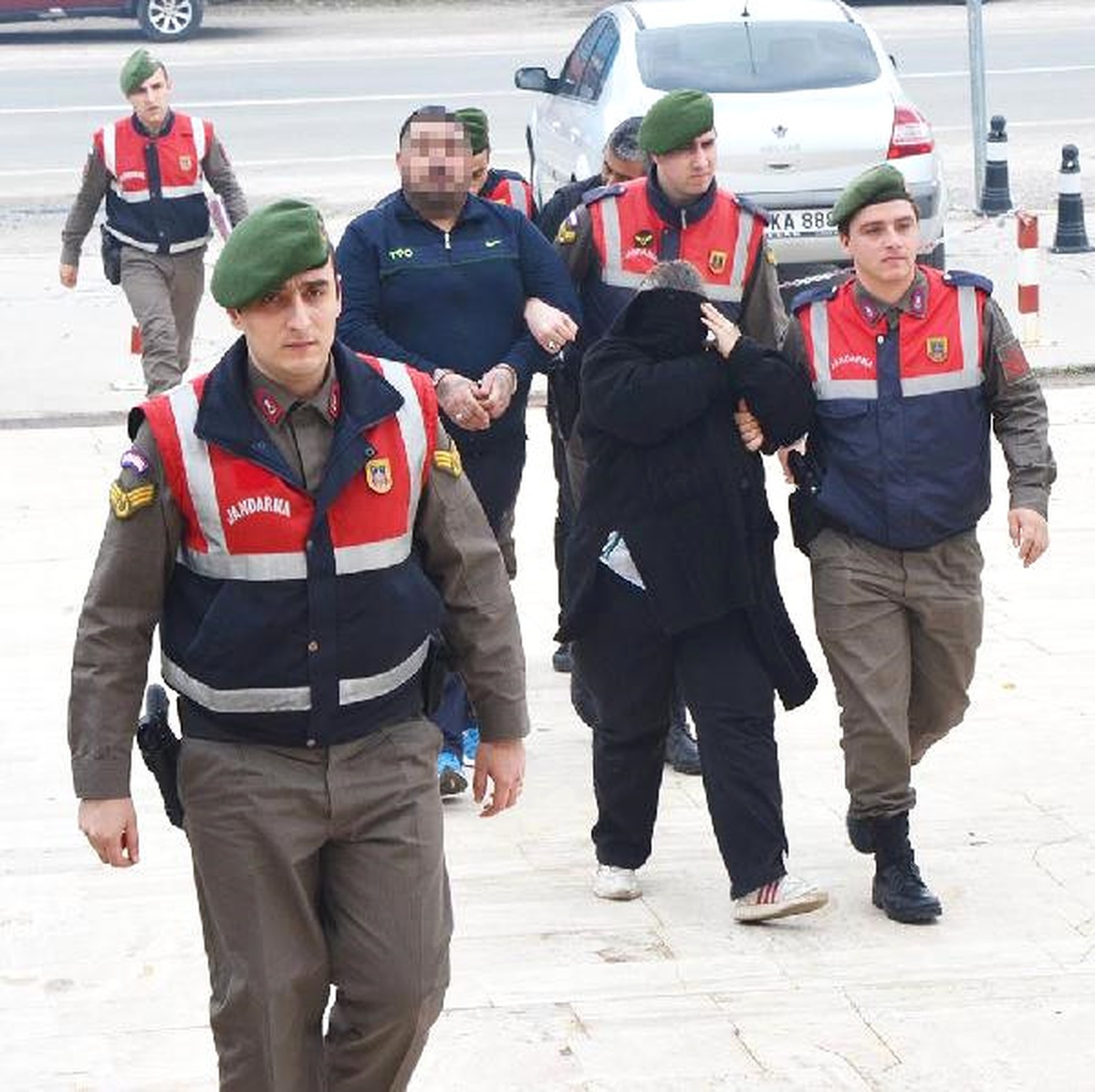 Sahte Kimlikle Evlilik Dolandırıcılığına 4 Gözaltı