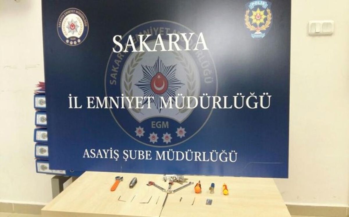 Sakarya\'da 4 Ayrı İş Yerini Soyan Hırsızlar Yakalandı