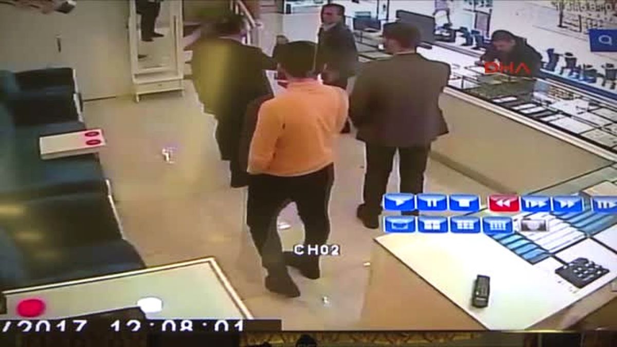 Samsun - Sahte Altın Bilezik Bozdurmak Istedi, Farkedilince Bayılma Numarasıyla Kaçtı