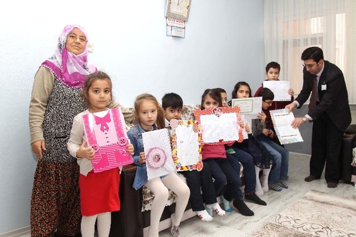 Şehit Ailesi Öğrencilerin Karne Heyecanına Ortak Oldu