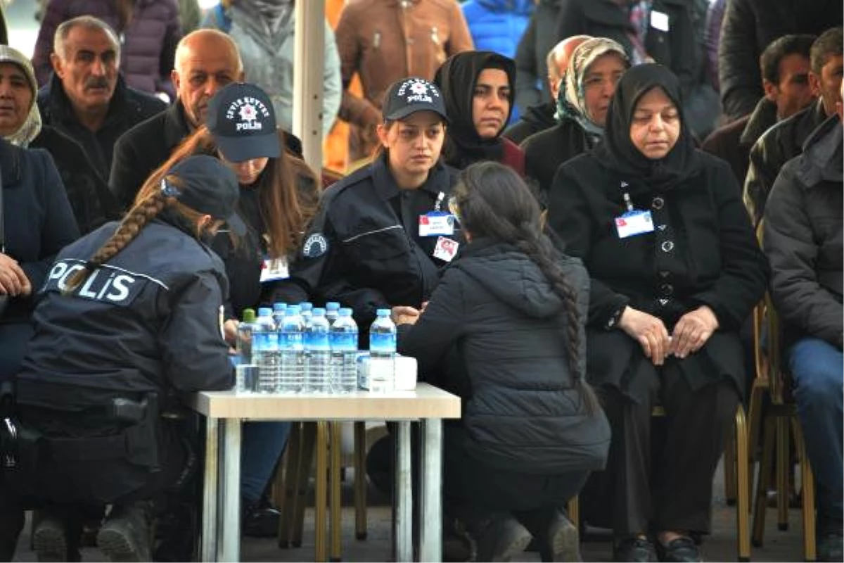 Şehit Eşinin Fotoğrafını Taşıdı (2) - Yeniden